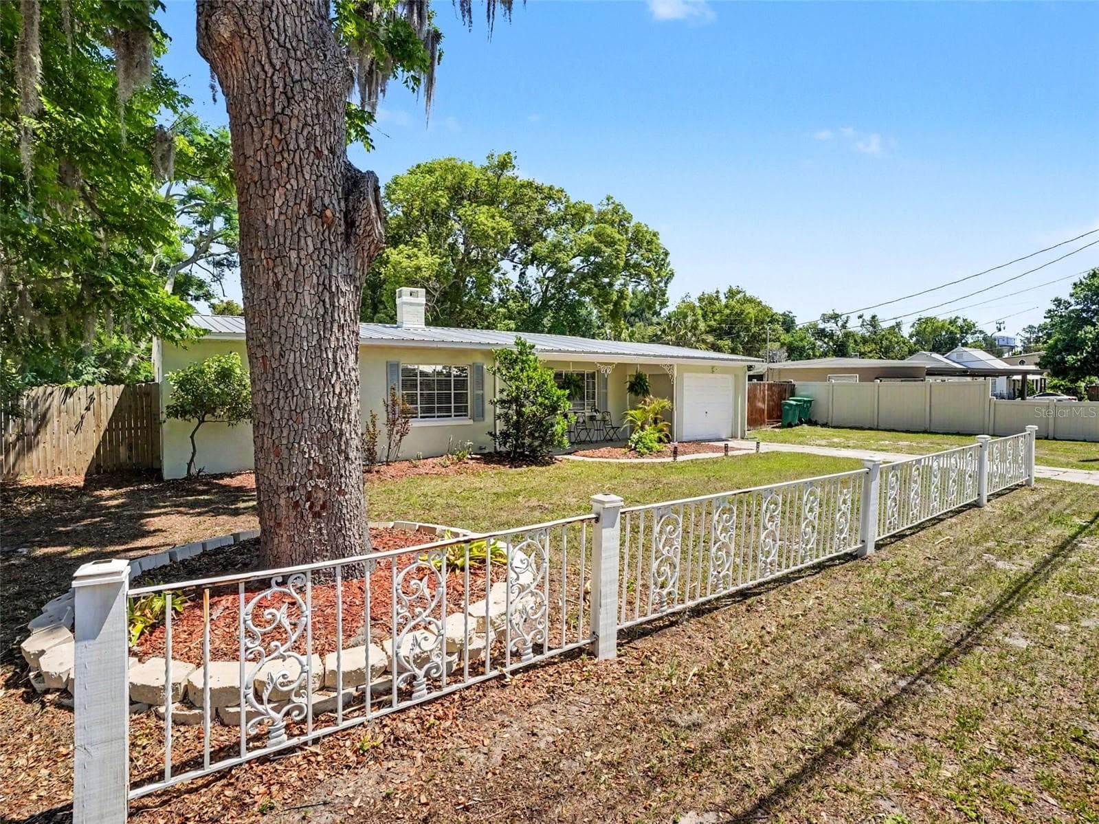 Single Family Residence at 315 W 11TH AVE, MOUNT DORA, photo 4 of 31