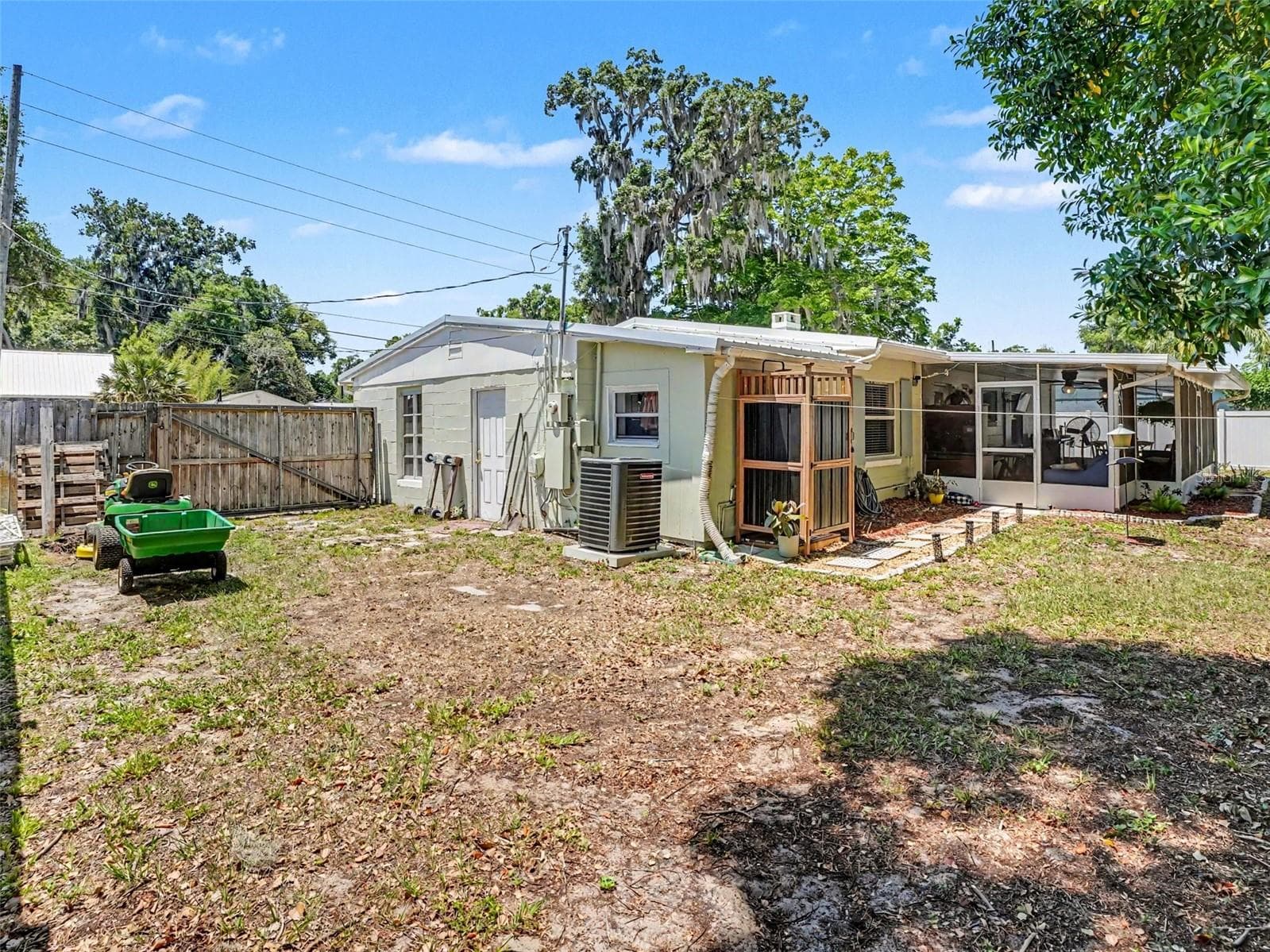 Single Family Residence at 315 W 11TH AVE, MOUNT DORA, photo 26 of 31