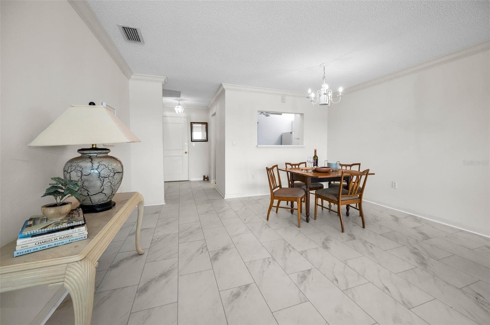 Dining area with pass thru - 100 BLUFF VIEW DR #608C, BELLEAIR BLUFFS