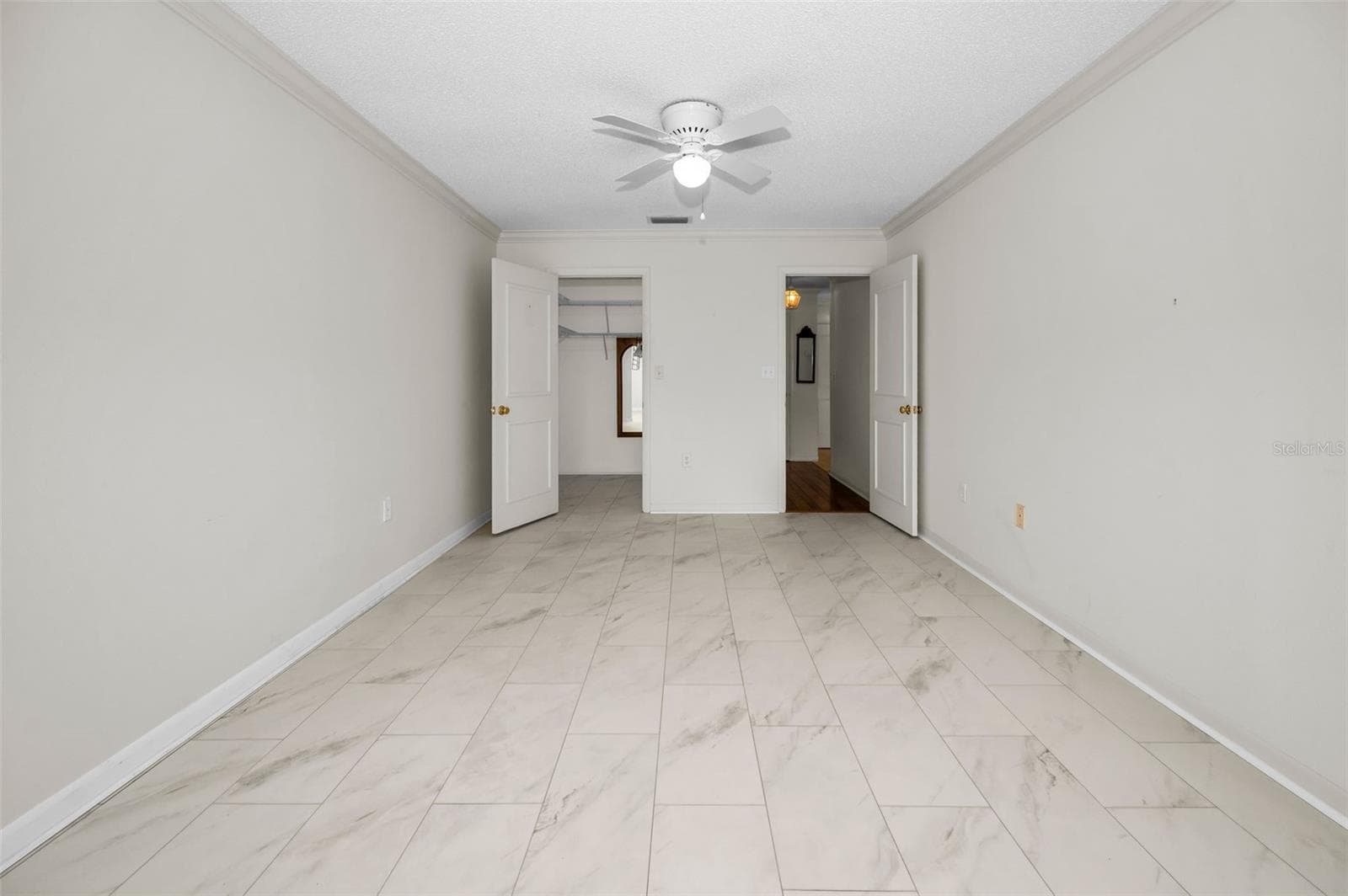 Guest Bedroom with walk-in closet - 100 BLUFF VIEW DR #608C, BELLEAIR BLUFFS