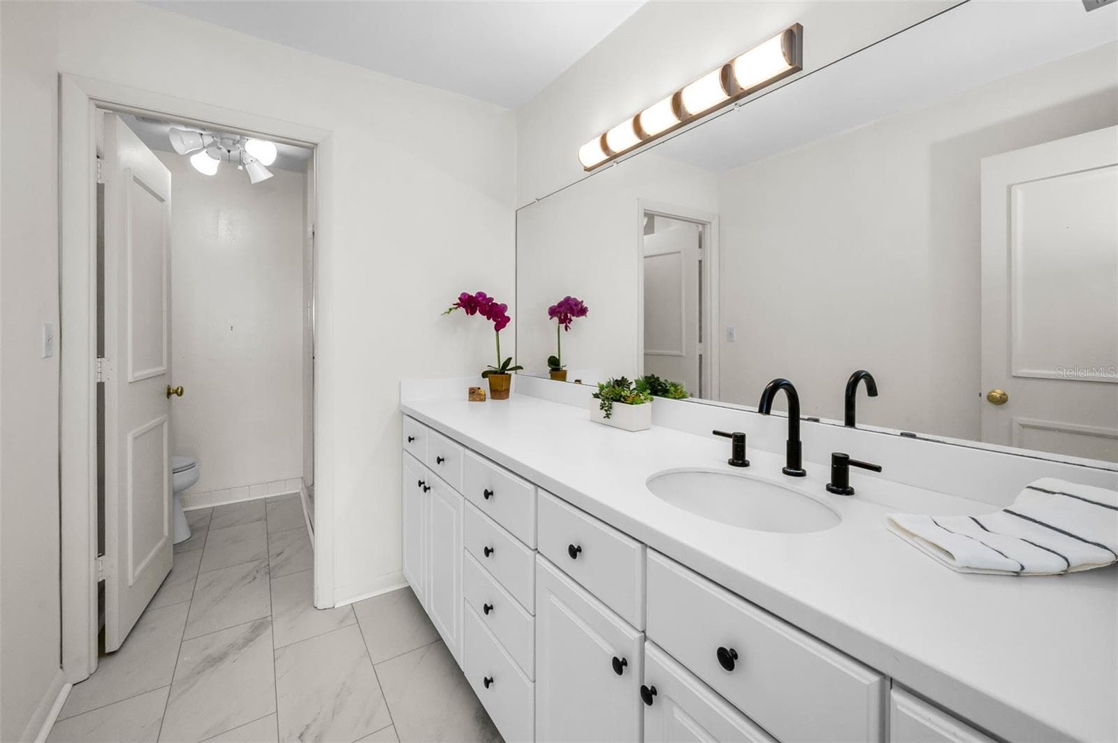 Master bathroom - 100 BLUFF VIEW DR #608C, BELLEAIR BLUFFS