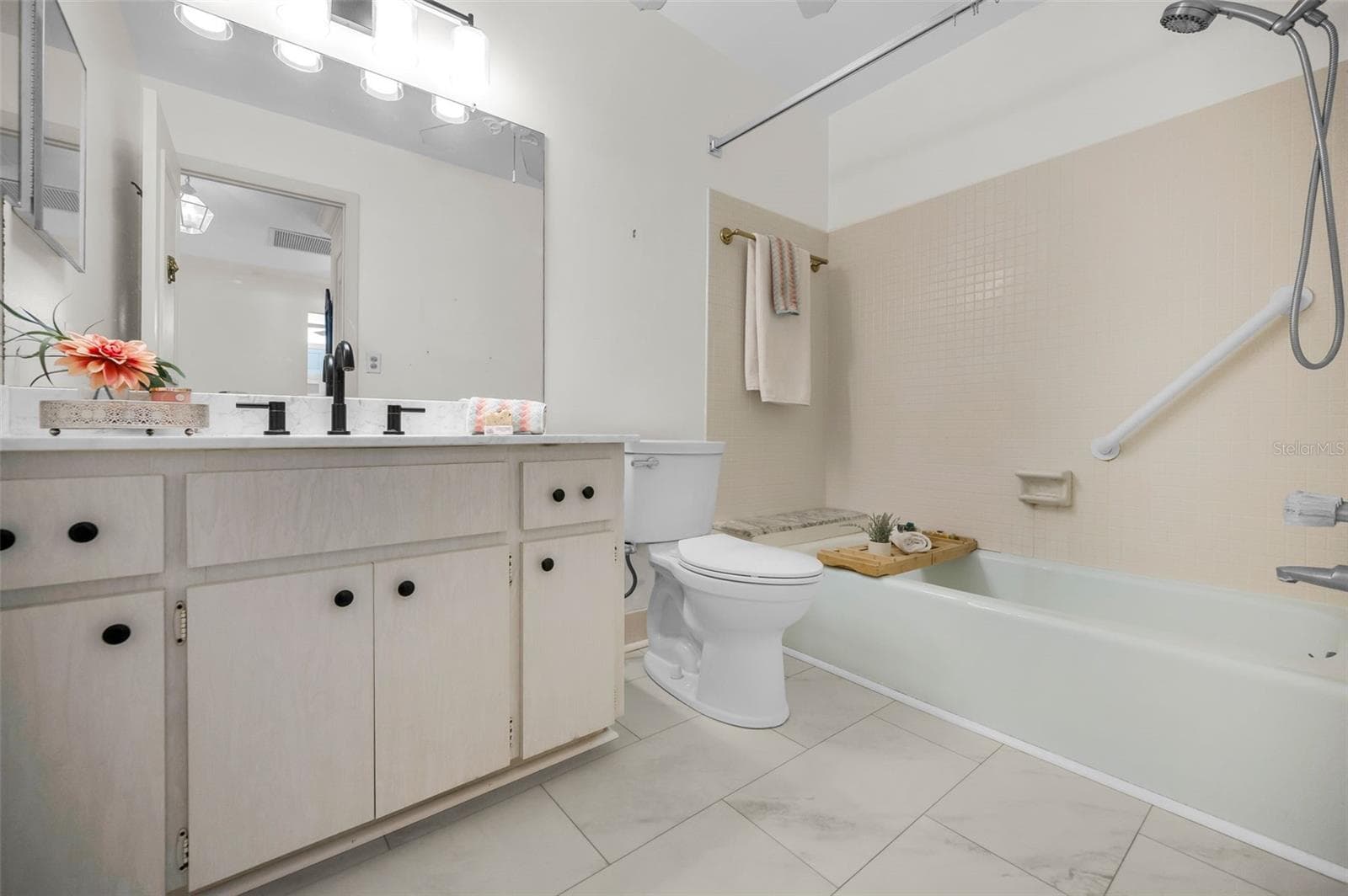 Guest bathrooom - 100 BLUFF VIEW DR #608C, BELLEAIR BLUFFS