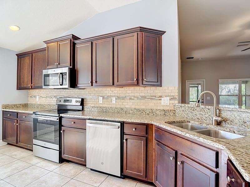 You can see your guest, as you are entertaining from the kitchen - 12244 LOOPBACK DR, SAN ANTONIO