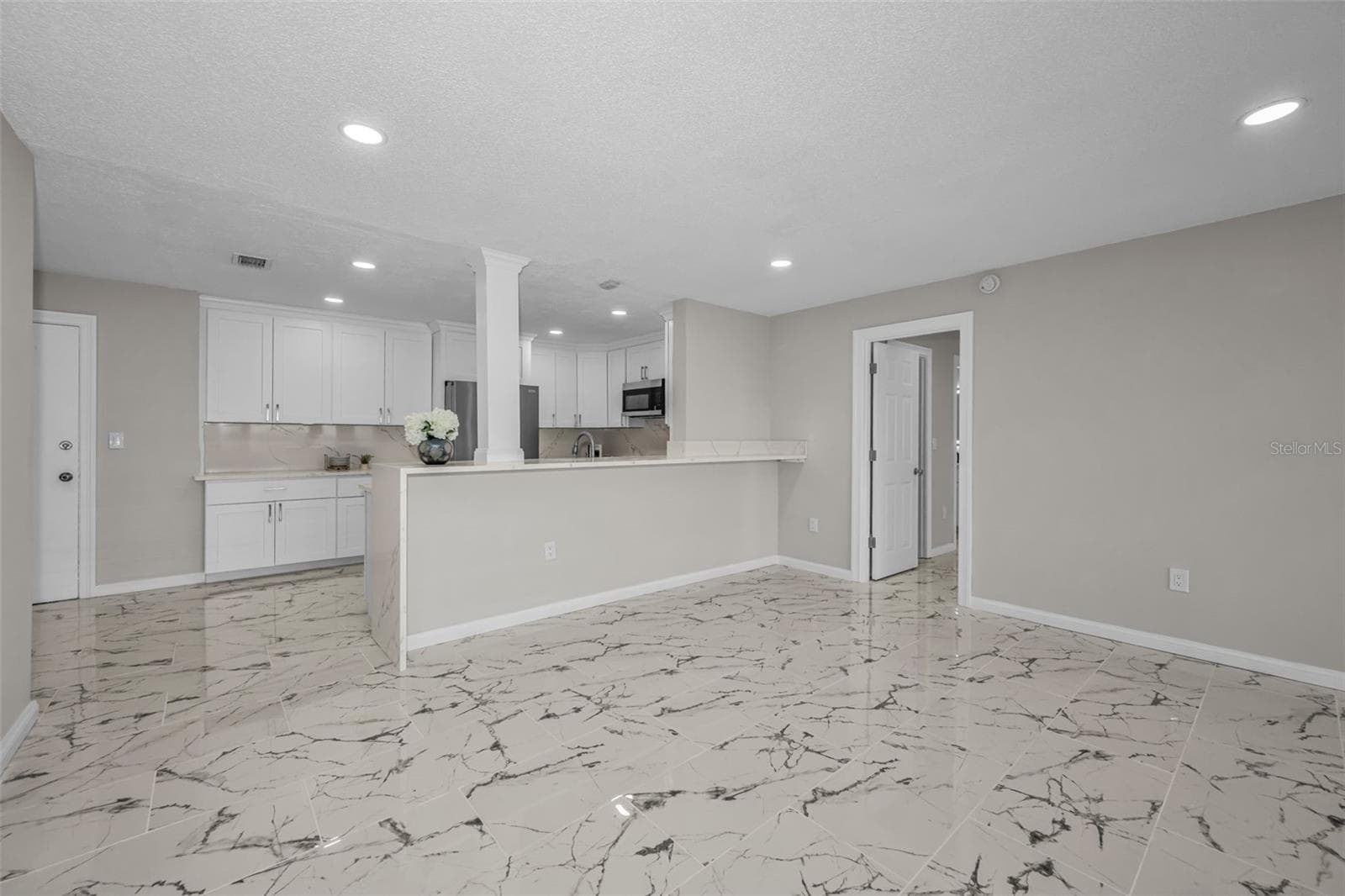Plenty place to dine - 100 BLUFF VIEW DR #604C, BELLEAIR BLUFFS