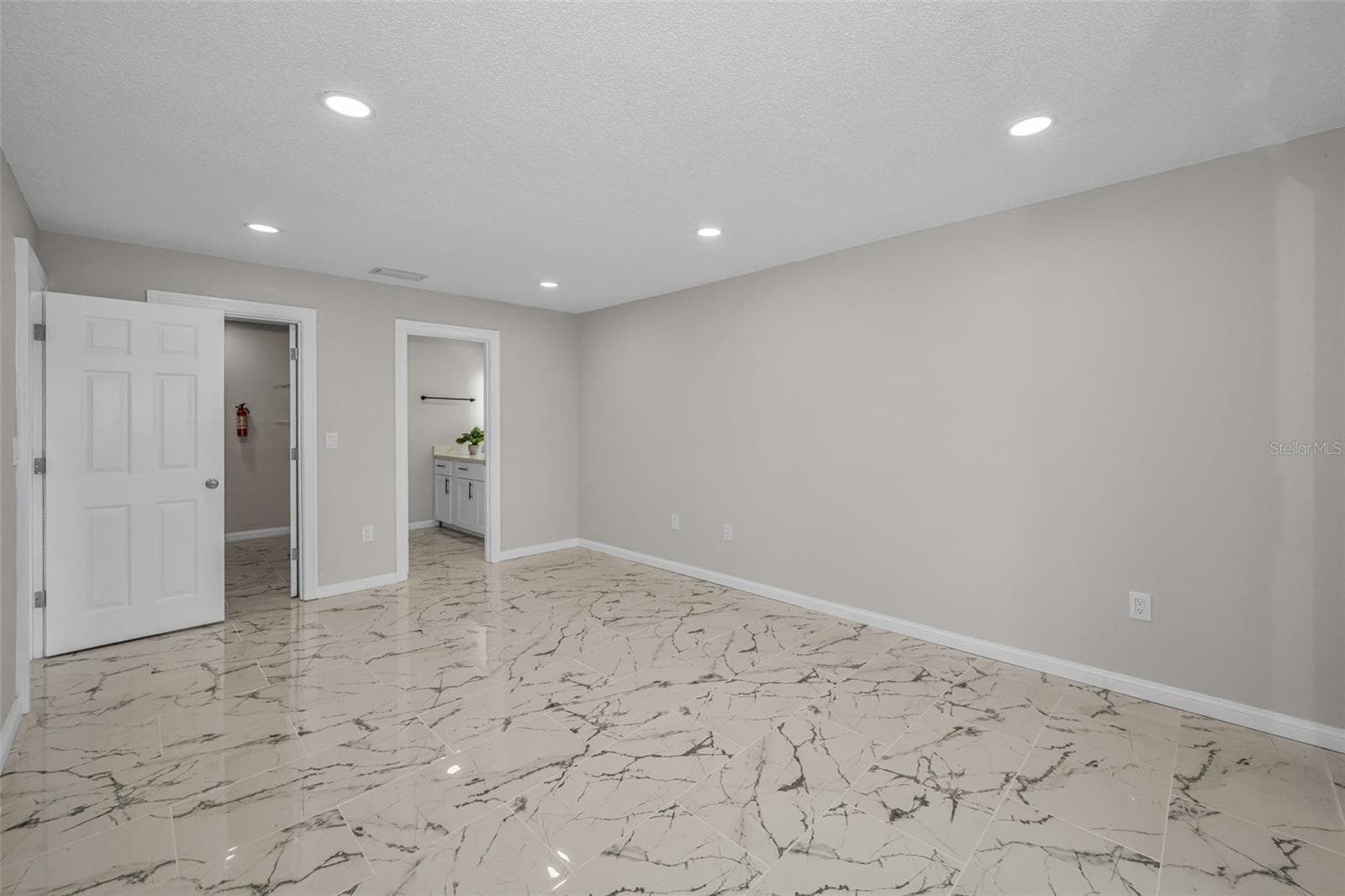 Master Bedroom with walk in closet and en-suite - 100 BLUFF VIEW DR #604C, BELLEAIR BLUFFS