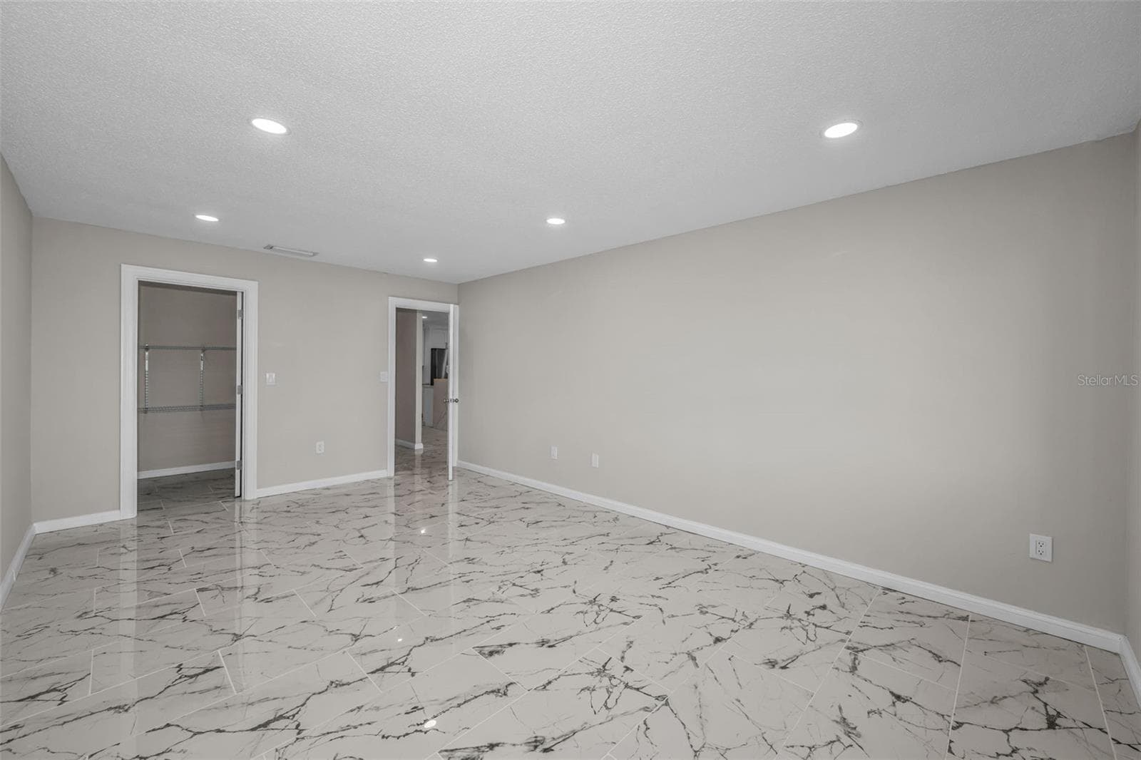 Guest Bedroom with walk in closet - 100 BLUFF VIEW DR #604C, BELLEAIR BLUFFS