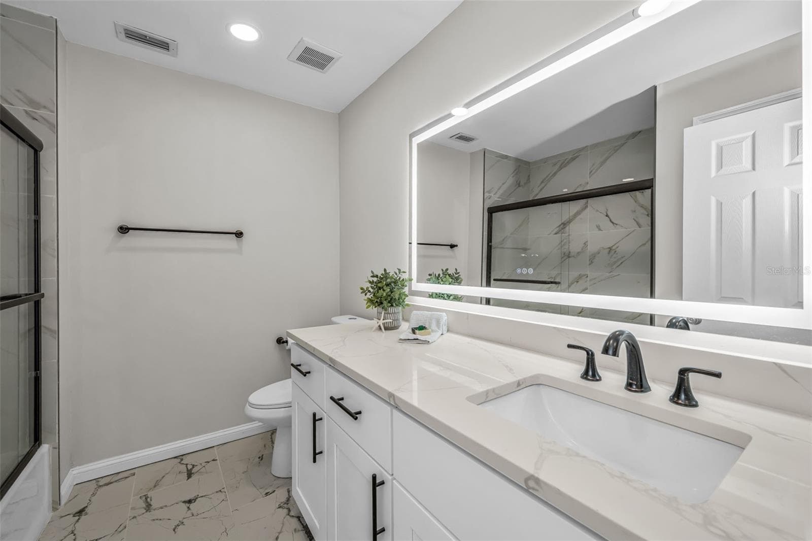 Guest bathroom - 100 BLUFF VIEW DR #604C, BELLEAIR BLUFFS