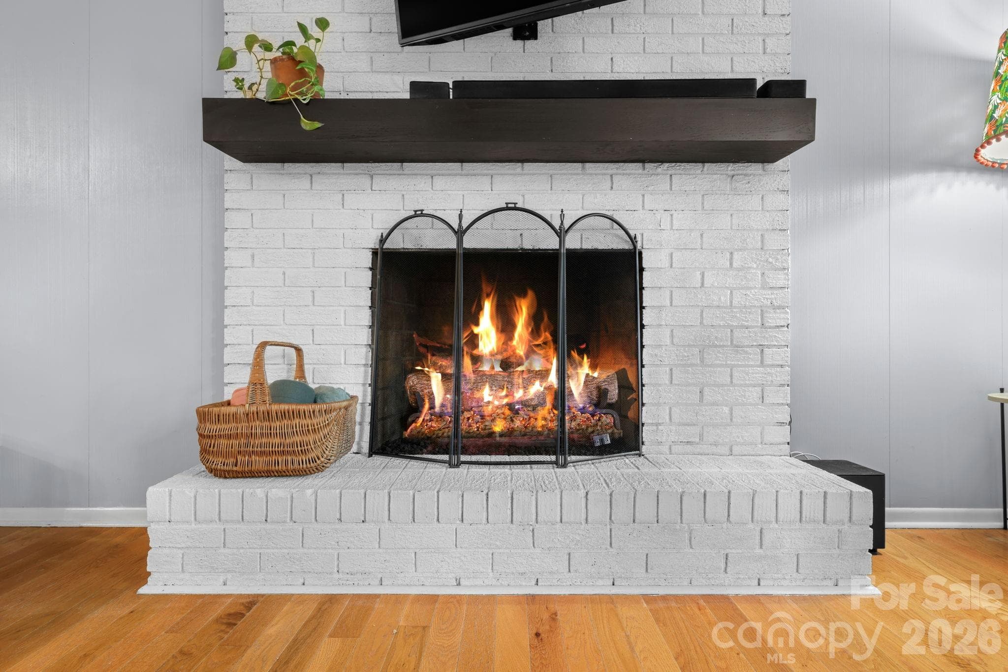 Gas log Fireplace - 98 Pensacola Avenue, Arden