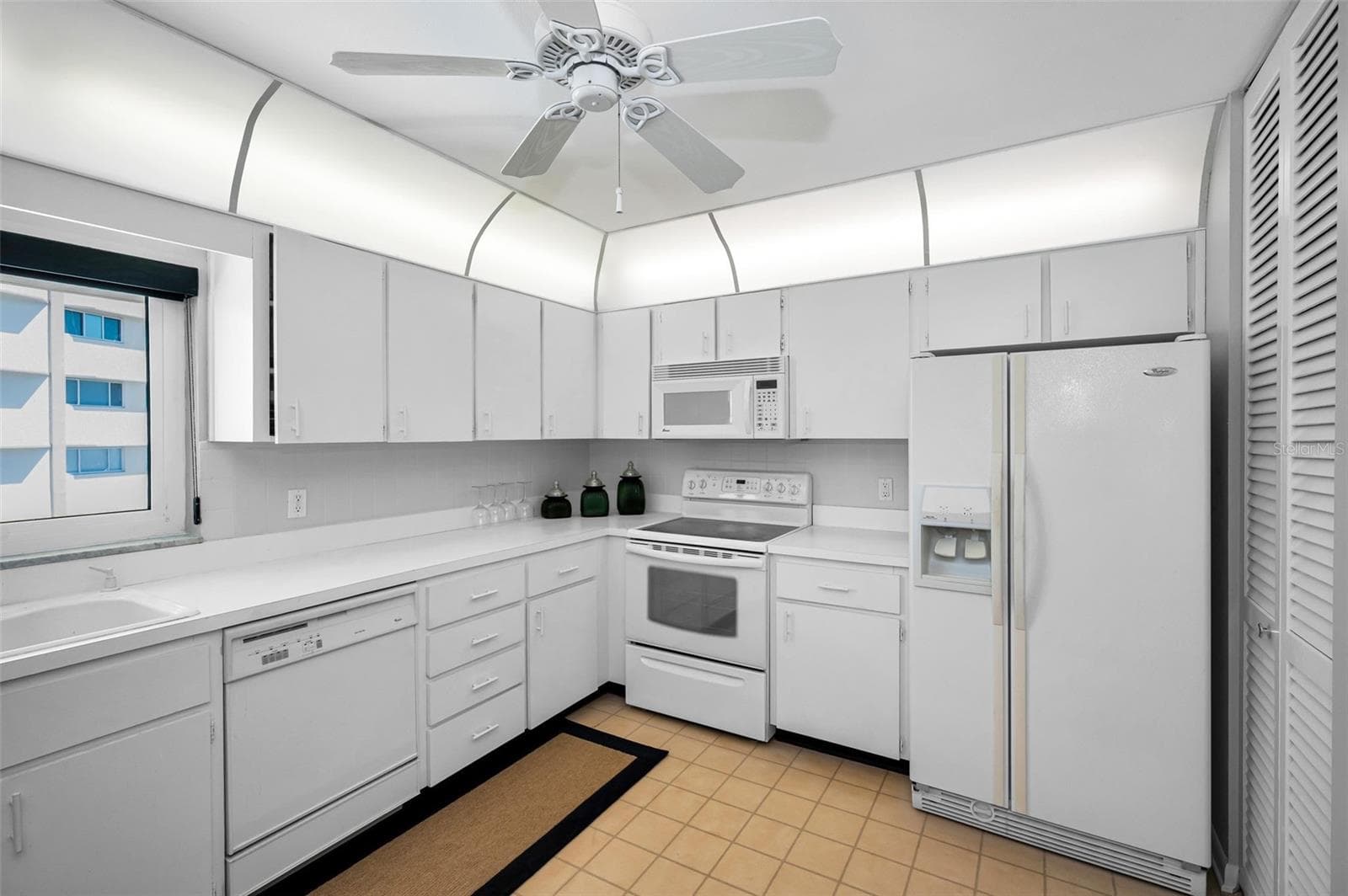 Clean and bright kitchen with pantry - 100 BLUFF VIEW DR #514C, BELLEAIR BLUFFS