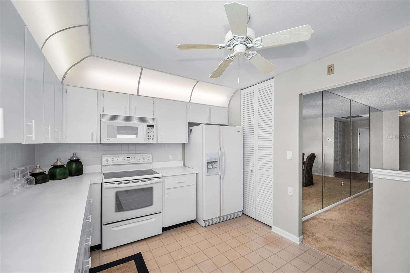 Kitchen open to dining area - 100 BLUFF VIEW DR #514C, BELLEAIR BLUFFS