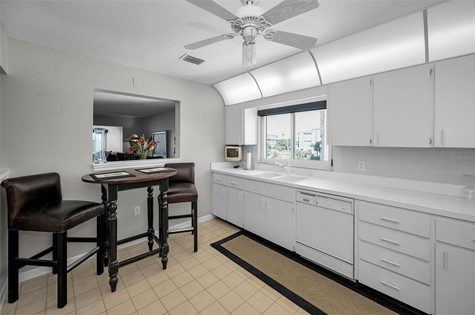 Kitchen with a view - 100 BLUFF VIEW DR #514C, BELLEAIR BLUFFS