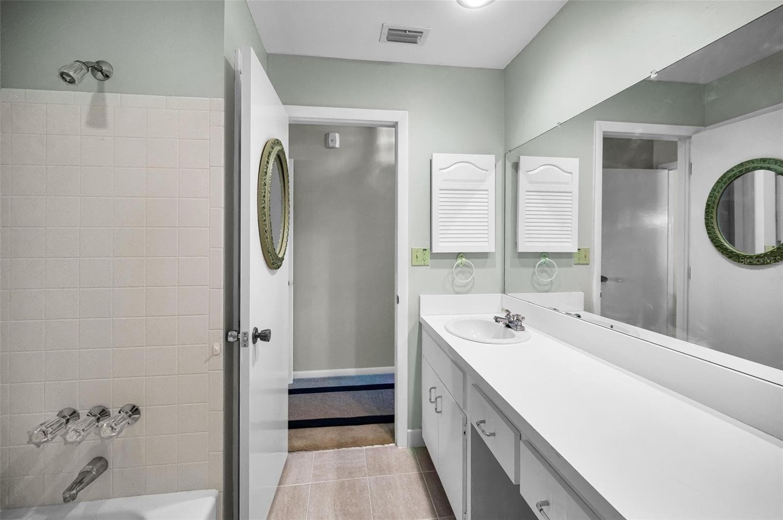 Guest Bathroom - 100 BLUFF VIEW DR #514C, BELLEAIR BLUFFS