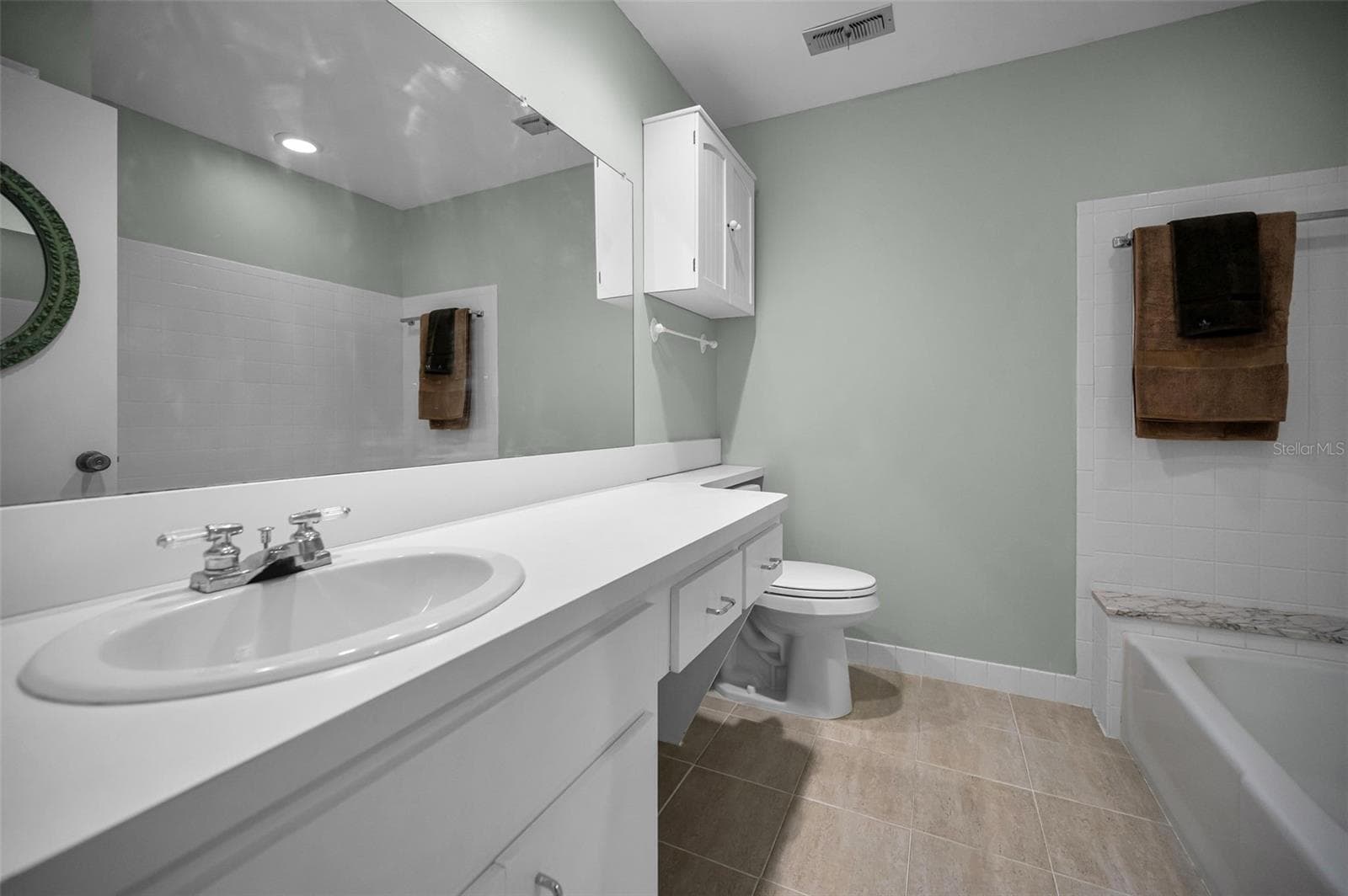 Guest Bathroom - 100 BLUFF VIEW DR #514C, BELLEAIR BLUFFS