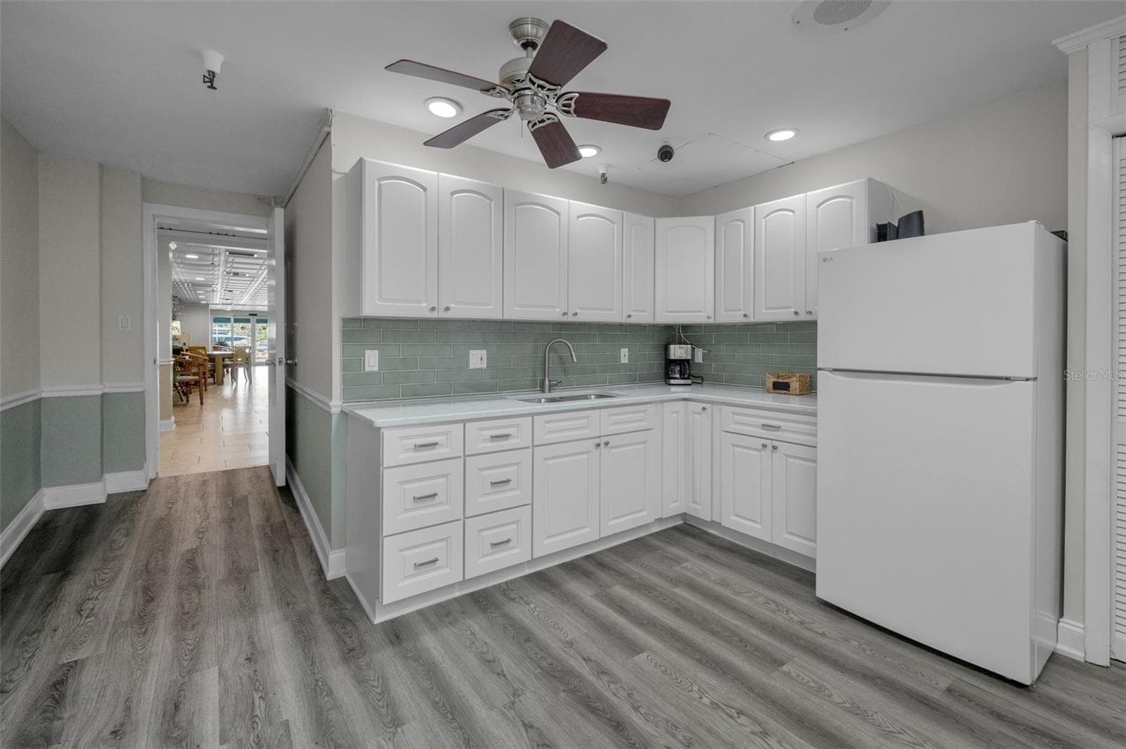 Community kitchen - 100 BLUFF VIEW DR #514C, BELLEAIR BLUFFS