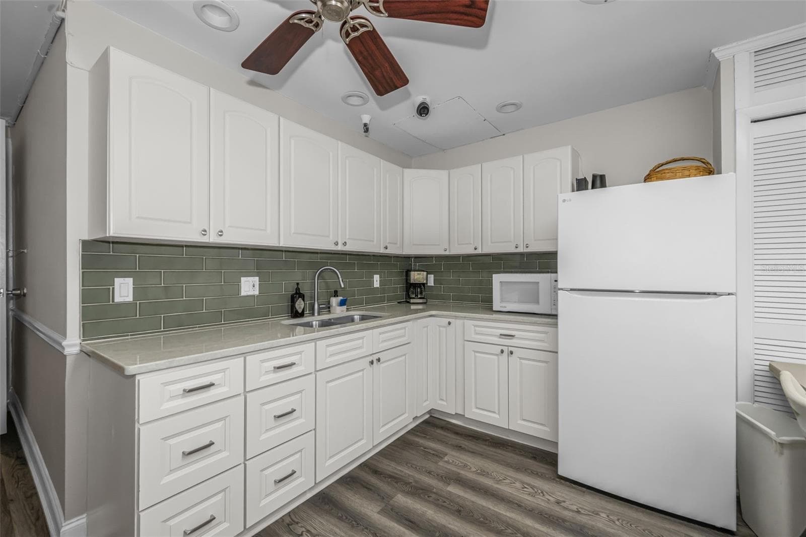 Community kitchen - 100 BLUFF VIEW DR #514C, BELLEAIR BLUFFS