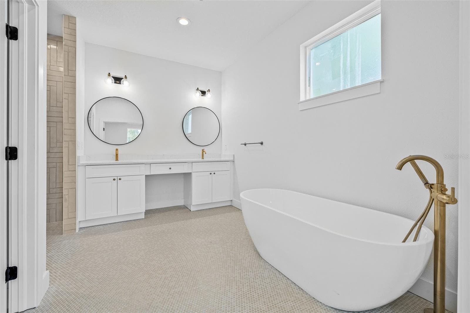 Primary bath and stand alone tub - 7617 ALVINA ST, TAMPA