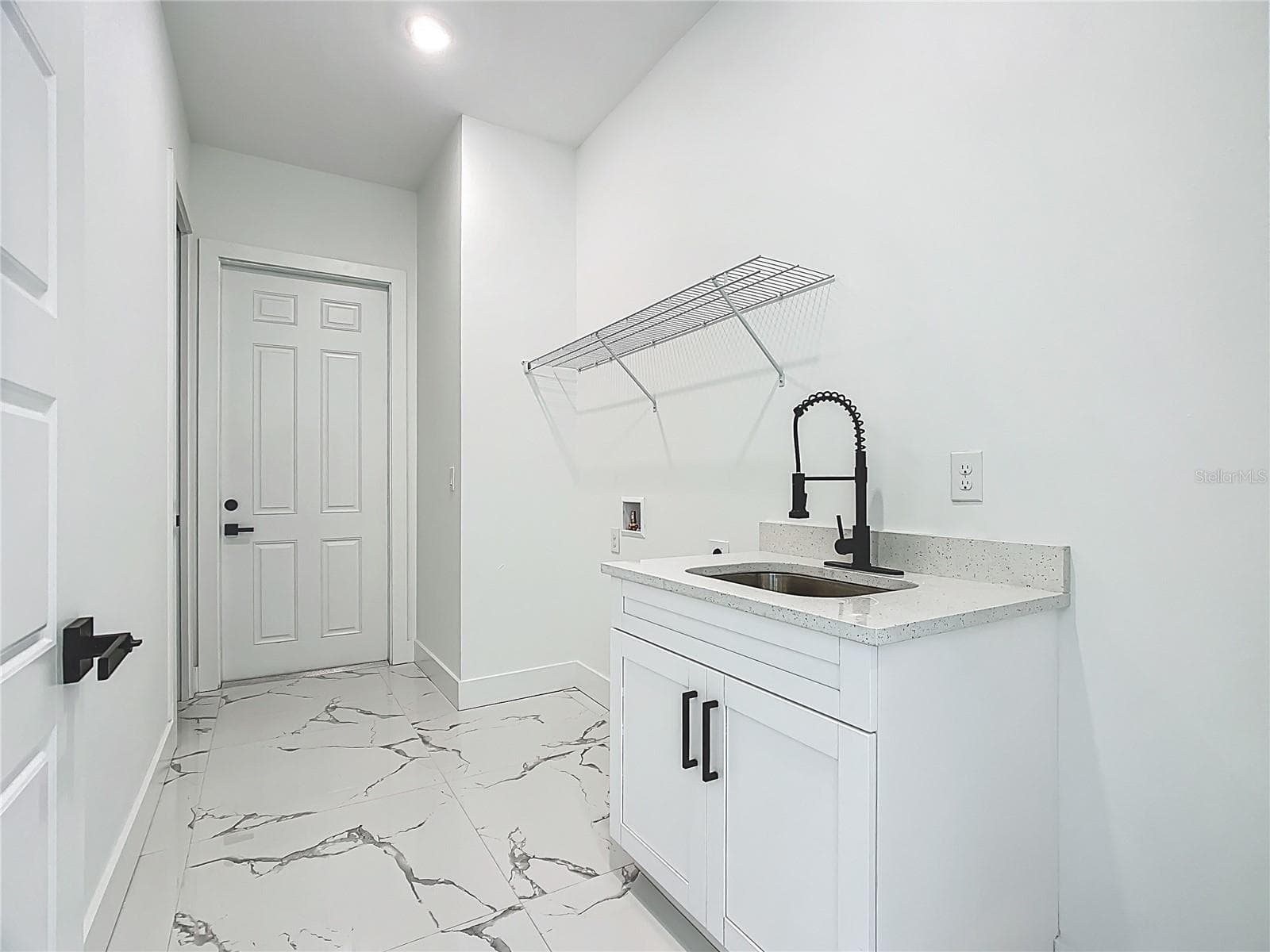 Laundry Room with Sink - 2105 DORMAN ROCK PL, PLANT CITY