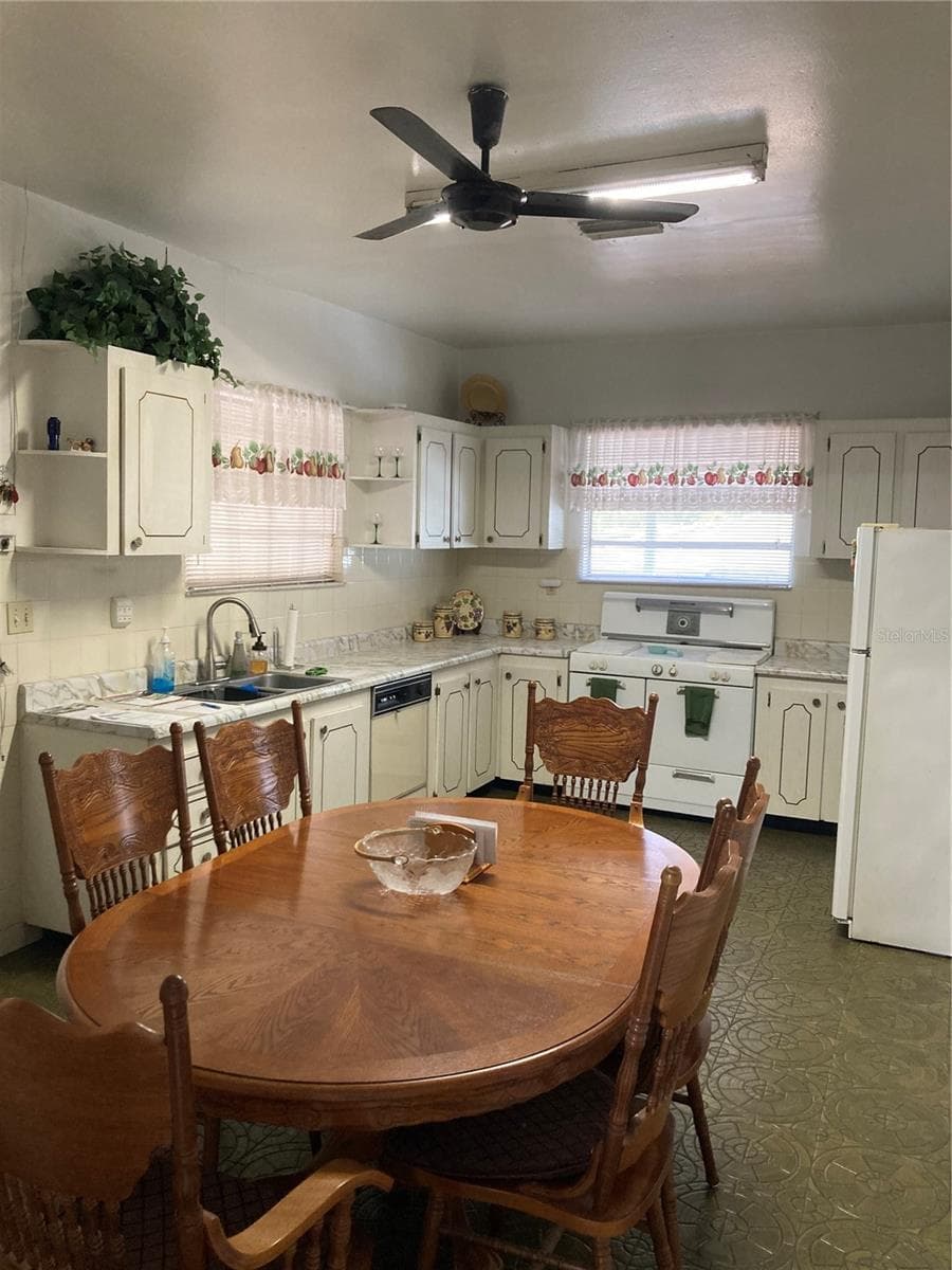 Single Family Residence at 2405 CORRINE ST, TAMPA, photo 10 of 45