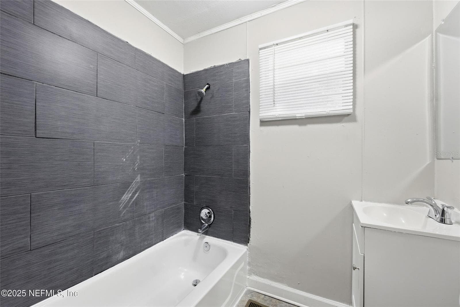 Bath with tub - 1217 W 29TH ST, JACKSONVILLE