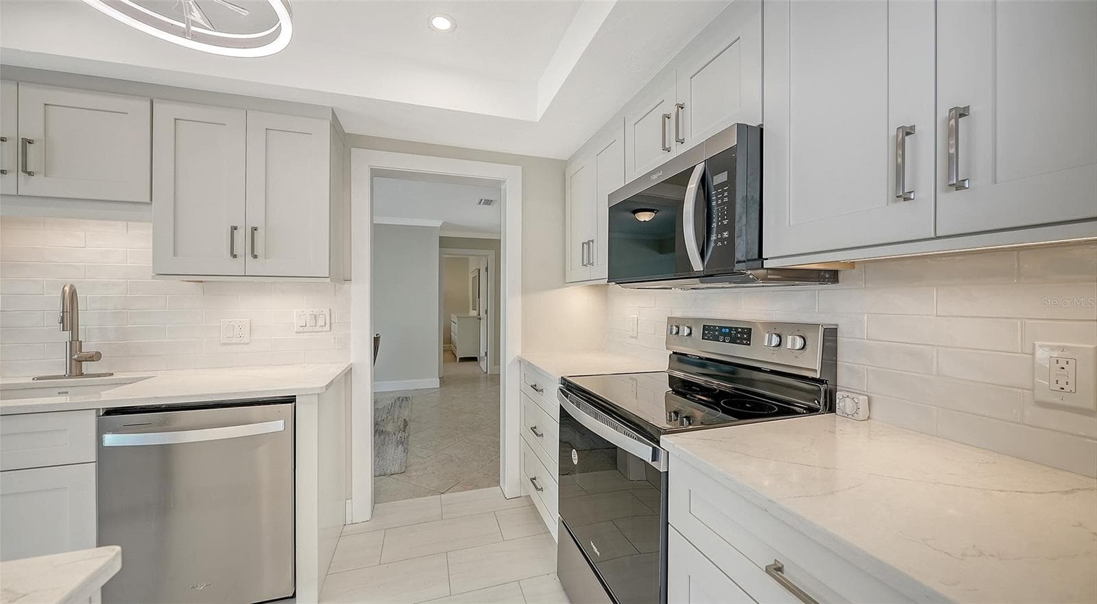 Granite counters. The view leading into the dining room. - 206 HOURGLASS WAY #V10, SARASOTA