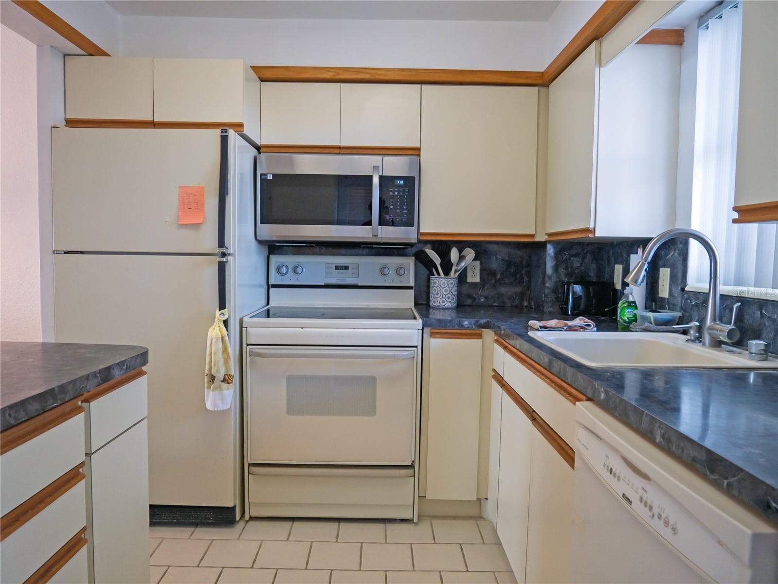 Kitchen - 7000 BEACH PLZ #202, ST PETE BEACH
