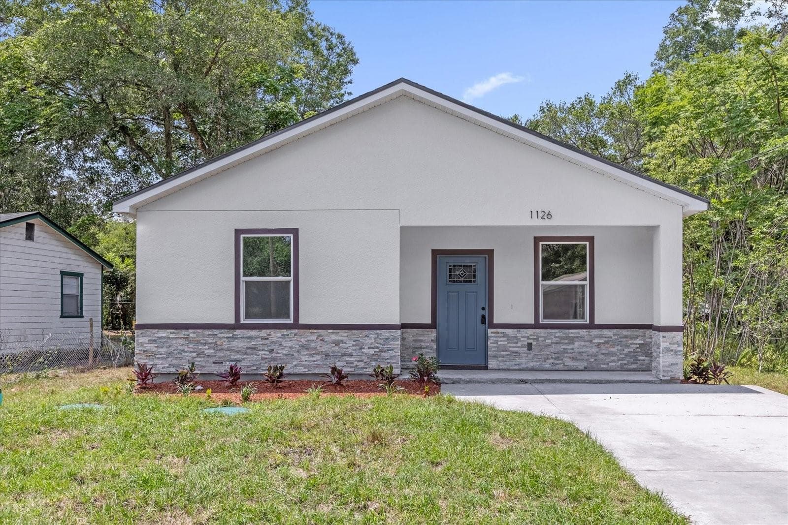 1126 S THOMPSON AVE