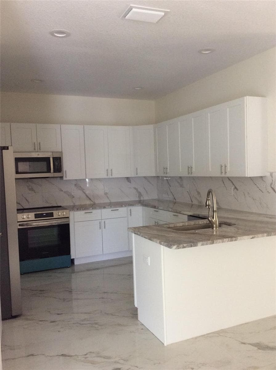 Single Family Residence at 2812 DURHAM ST, TAMPA, photo 3 of 12