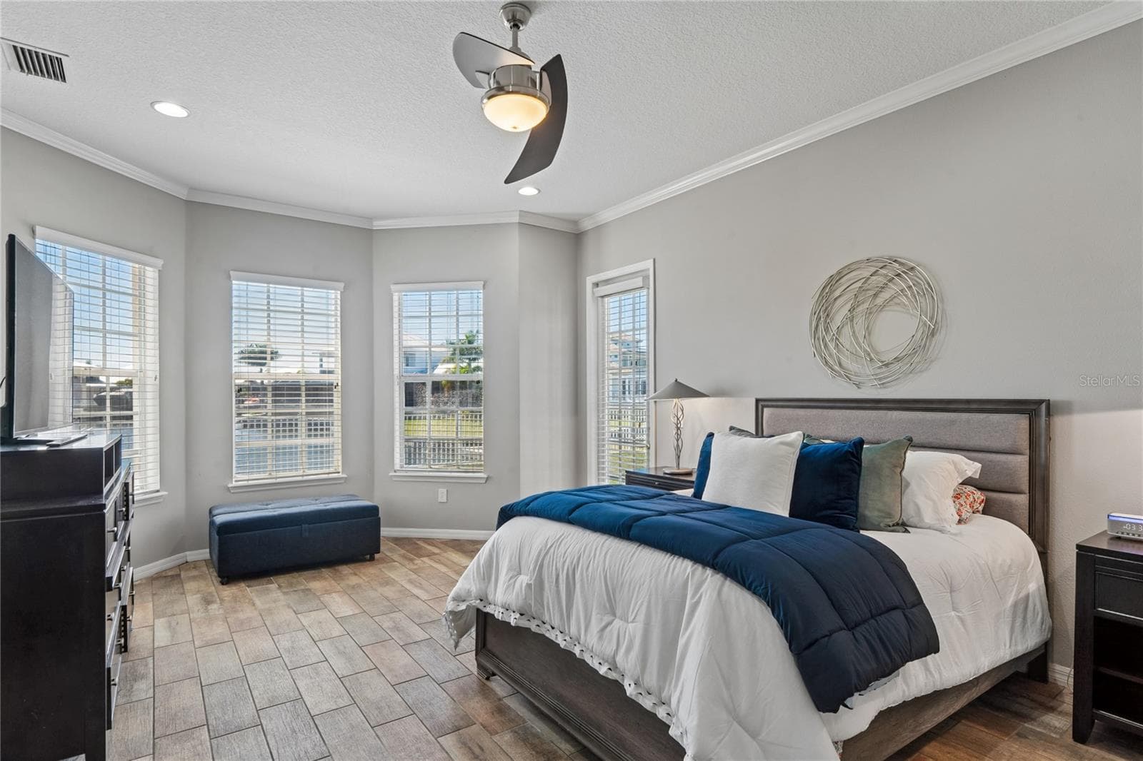 Primary Bedroom w/ Waterfront views / Bay Window / Sitting area - 5714 SEA TROUT PL, APOLLO BEACH