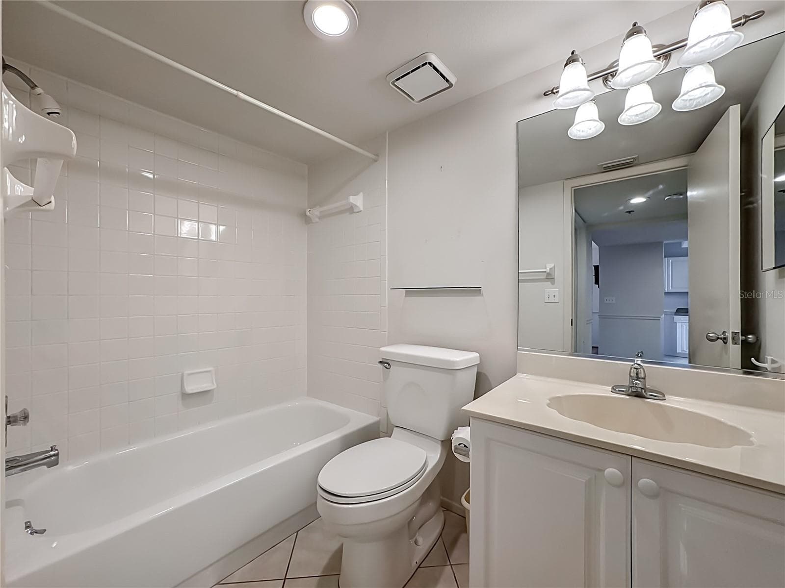 Guest bathroom with tub/shower combination. - 3740 PINEBROOK CIR #607, BRADENTON