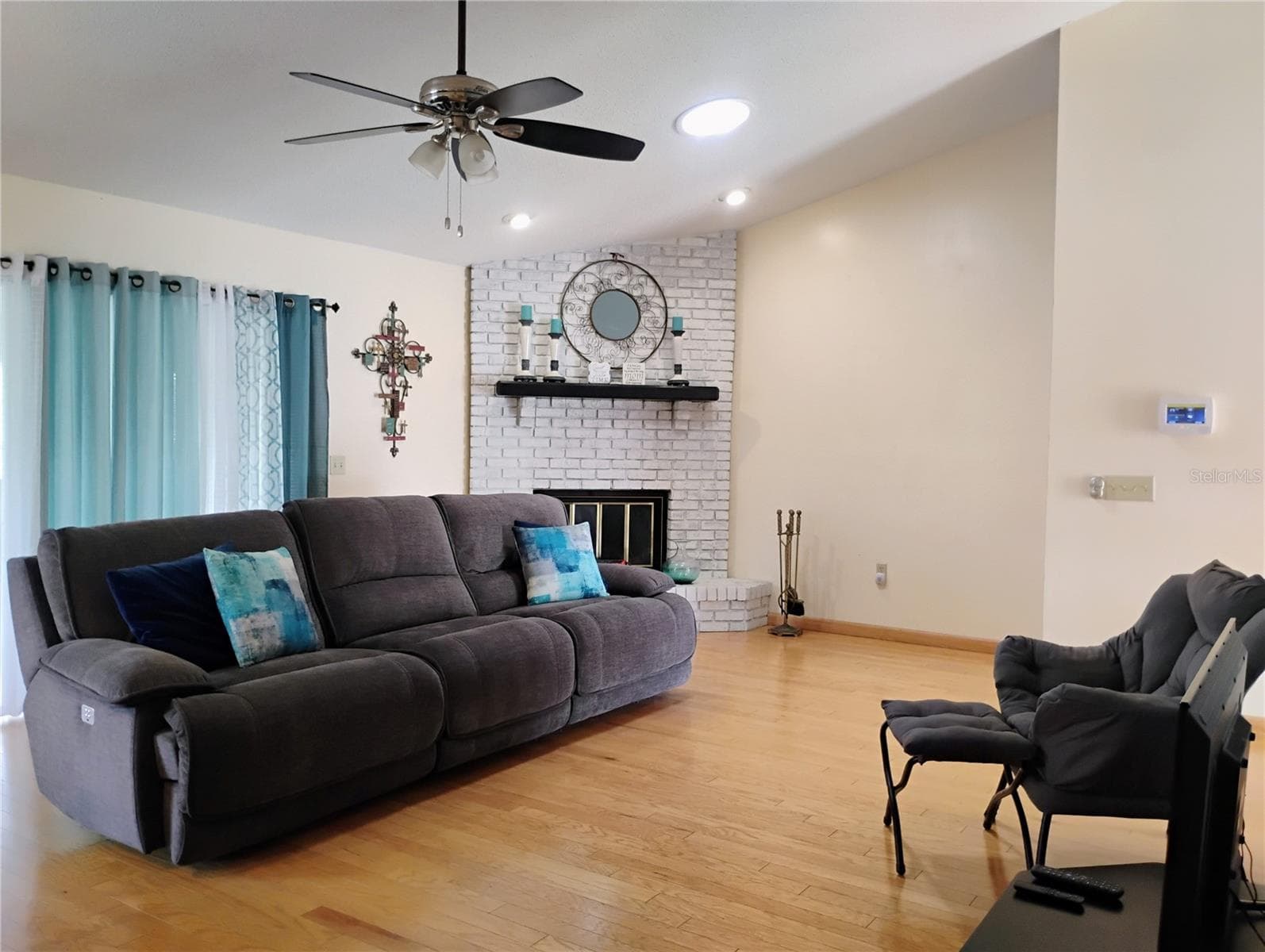 Single Family Residence at 9120 QUEEN ELIZABETH CT, ORLANDO, photo 2 of 25