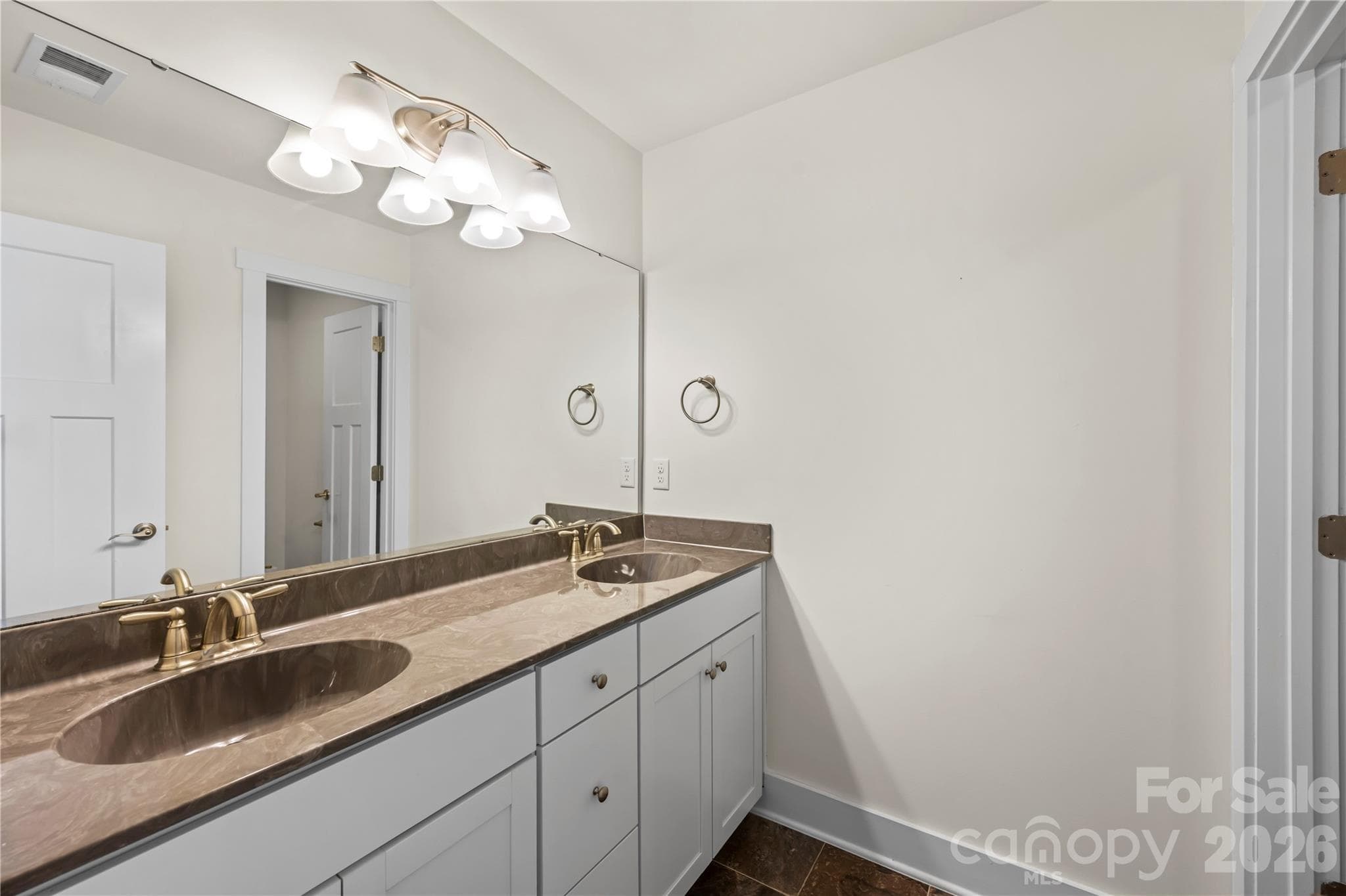 Guset Bath 2 - 4 Henbit Way, Arden