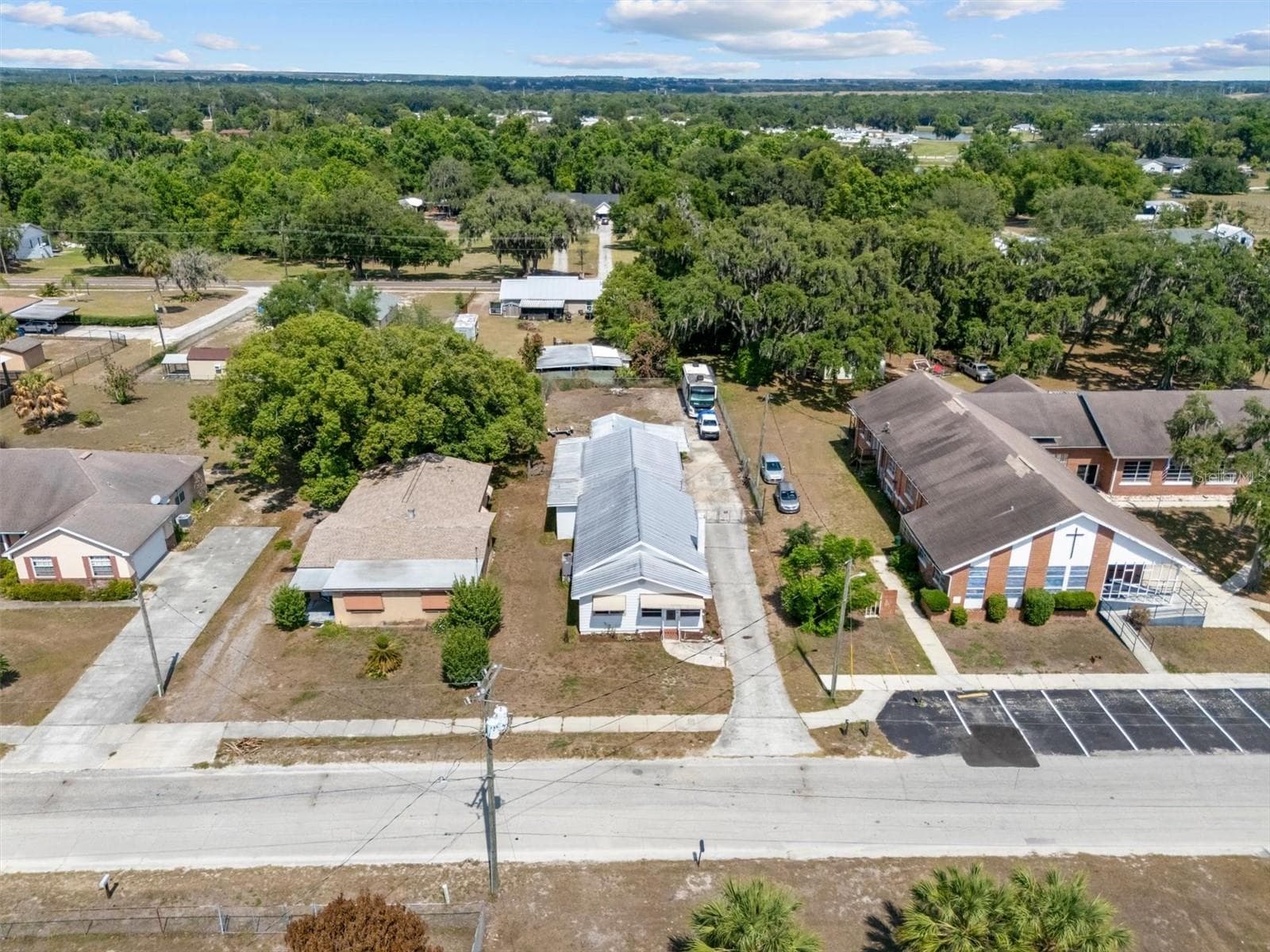 Look at the length of that driveway. - 207 S PERRY AVE, FORT MEADE
