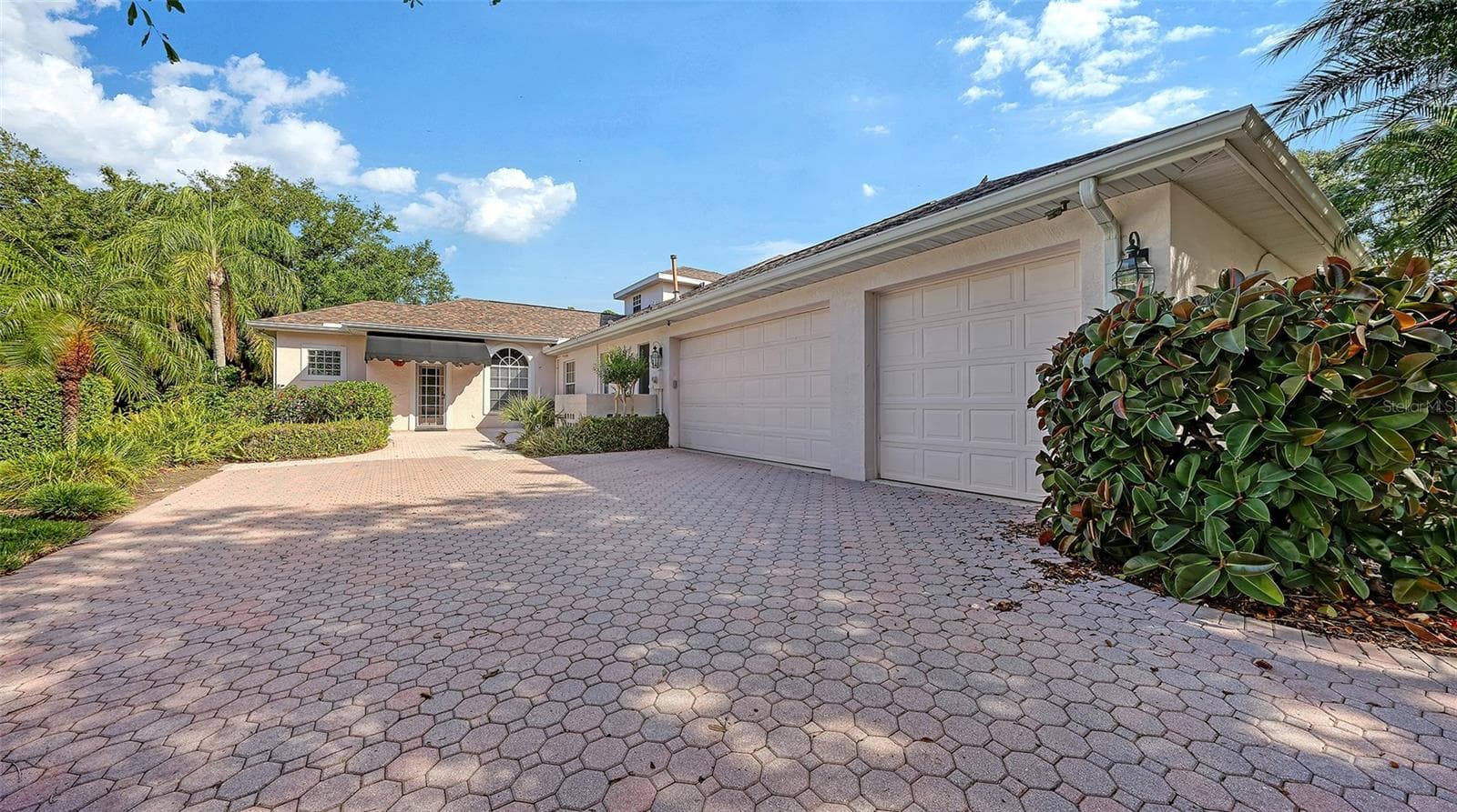 Spacious, Side Entry, 3 Car Garage - 7025 N SERENOA DR, SARASOTA