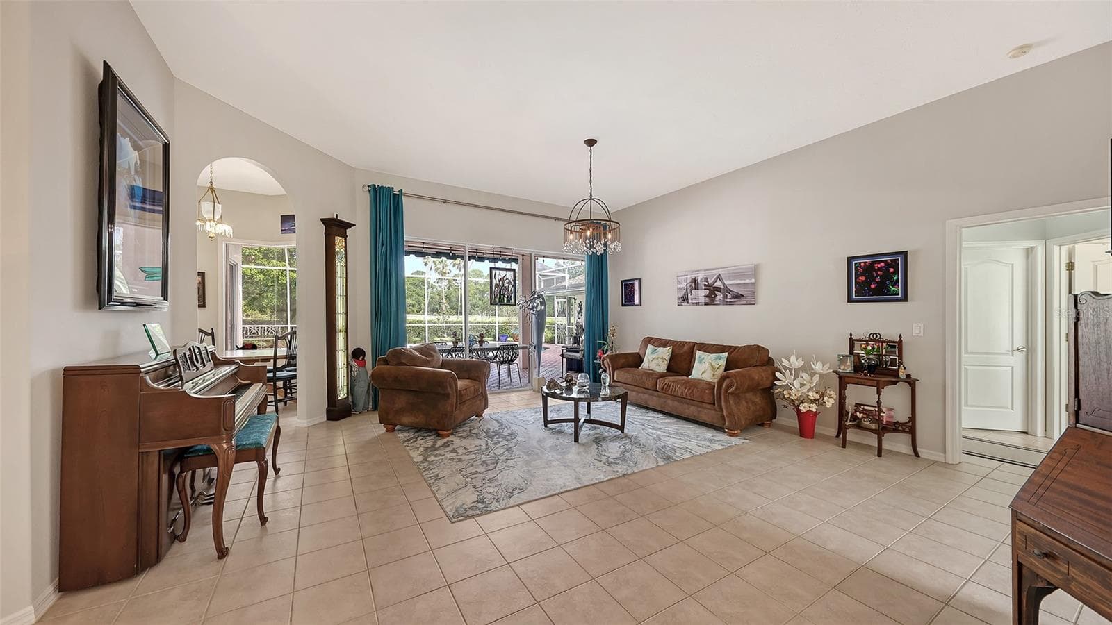 Huge Family Room overlooks the oversized pool - 7025 N SERENOA DR, SARASOTA