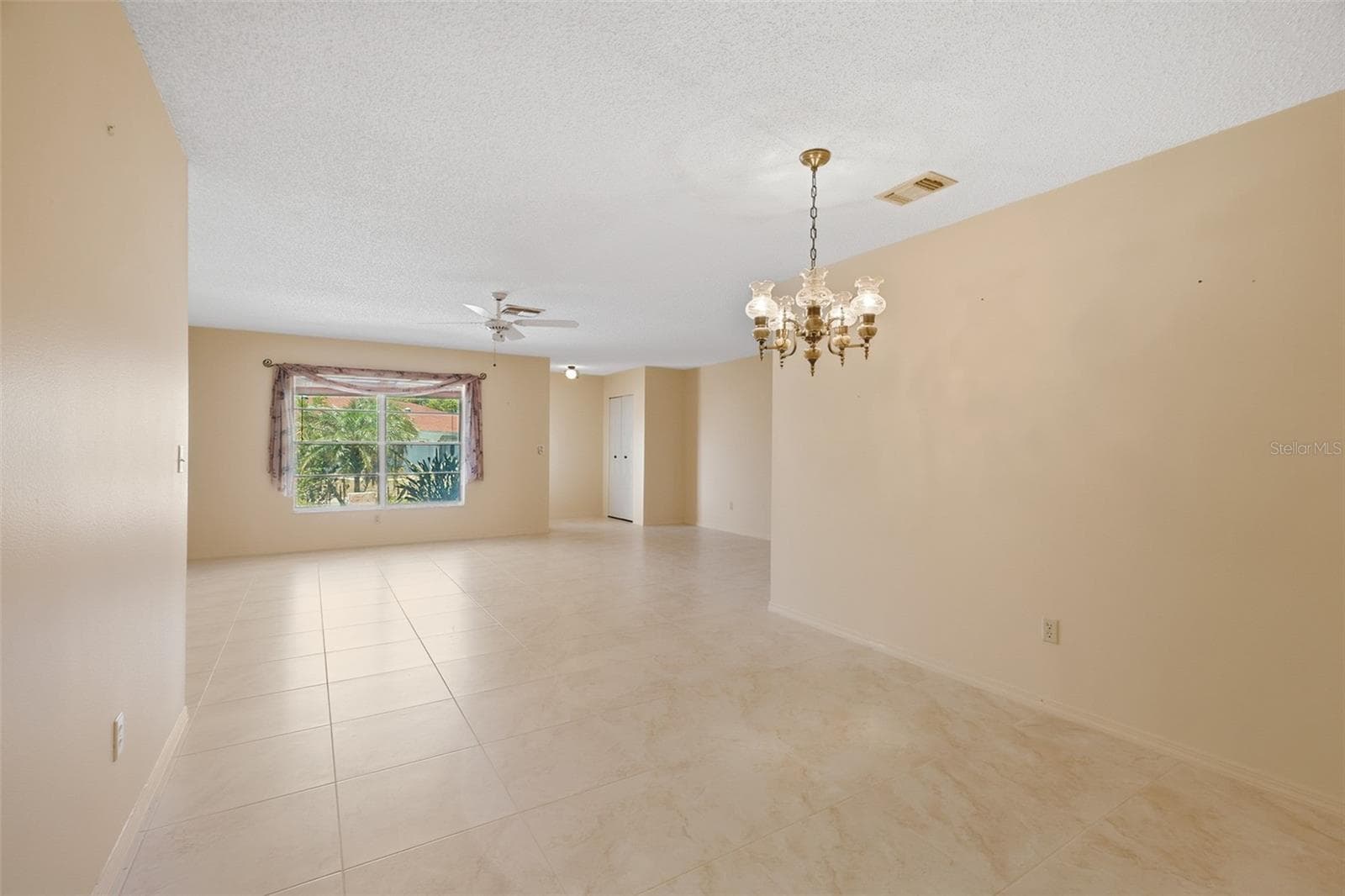 Great room/Dinning room - 1027 BLUEWATER DR, SUN CITY CENTER