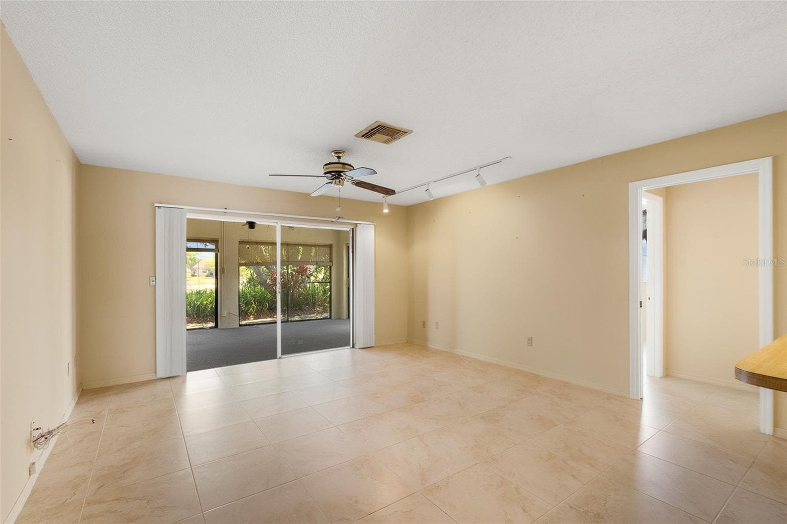 Living room - 1027 BLUEWATER DR, SUN CITY CENTER