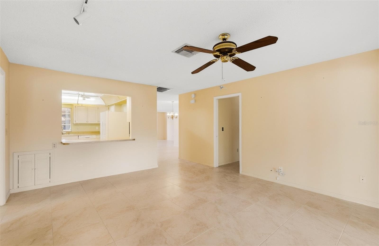 Living room - 1027 BLUEWATER DR, SUN CITY CENTER