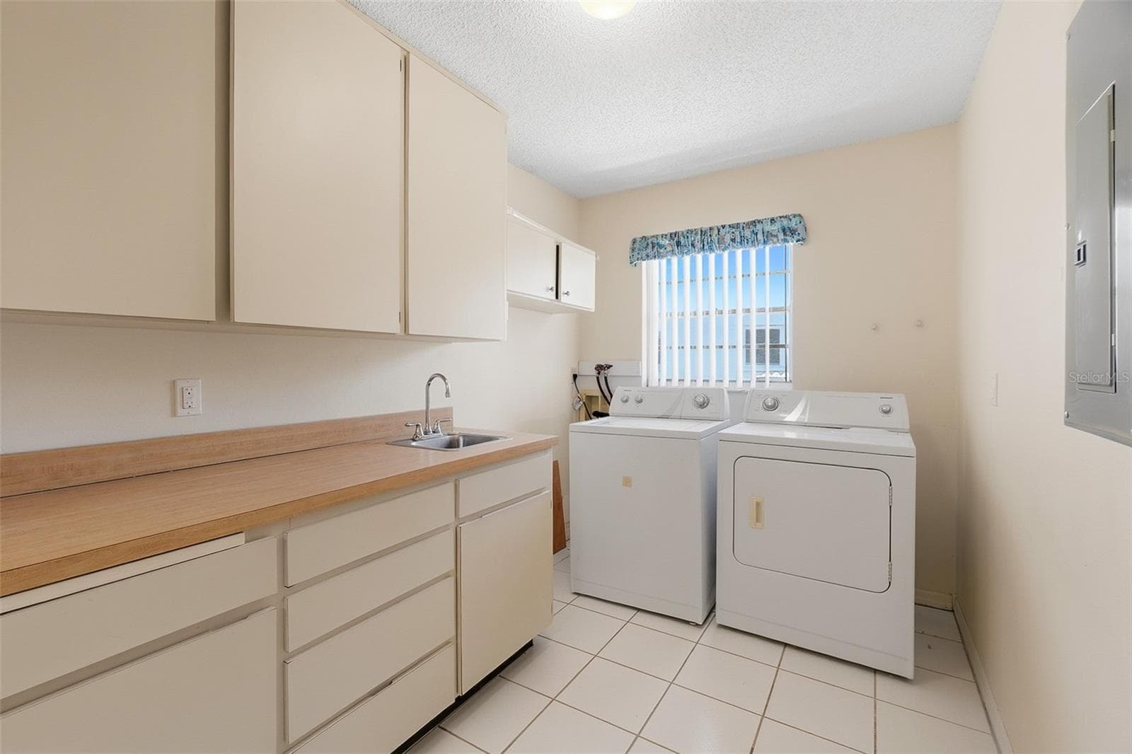 laundry room - 1027 BLUEWATER DR, SUN CITY CENTER