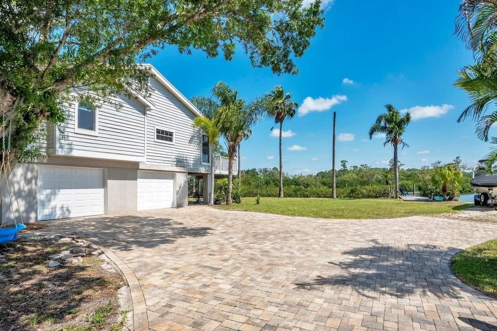 Oversized two car garage - 3858 SHORE BLVD, OLDSMAR