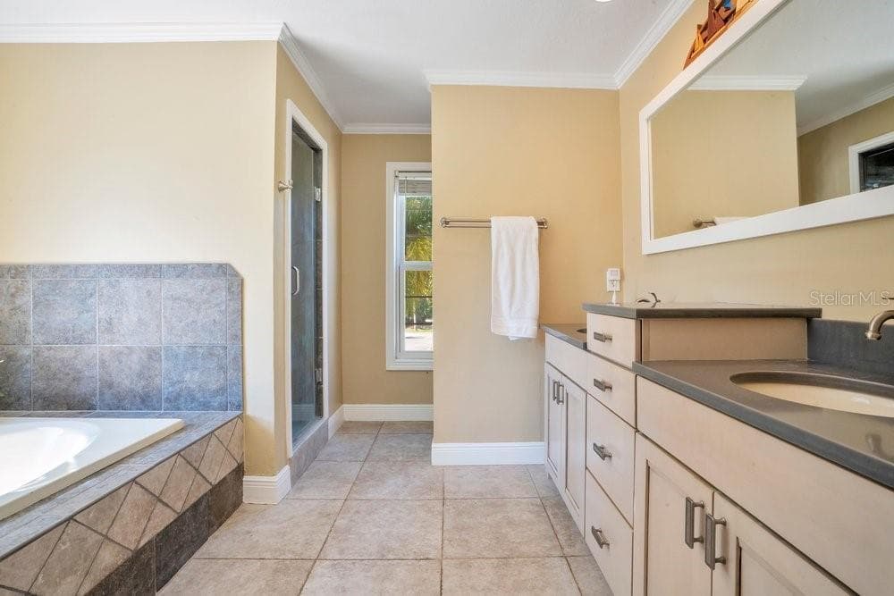 Primary w dual vanity, garden tub, and separate shower - 3858 SHORE BLVD, OLDSMAR