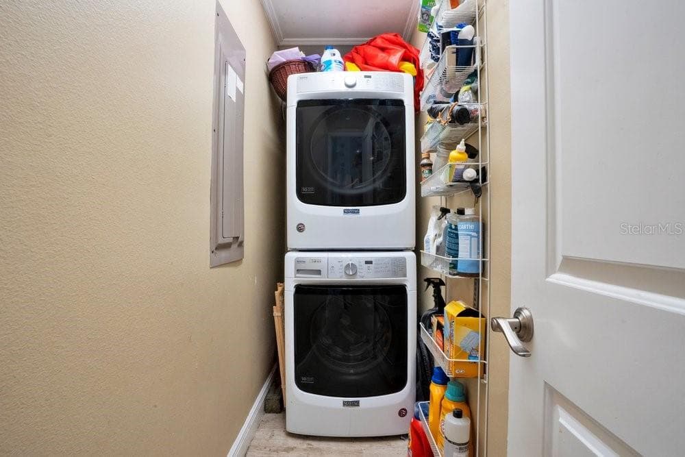 Washer dryer closet - 3858 SHORE BLVD, OLDSMAR