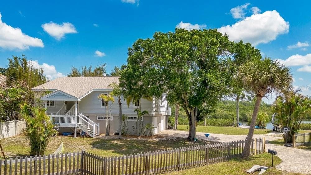 Large front yard - 3858 SHORE BLVD, OLDSMAR