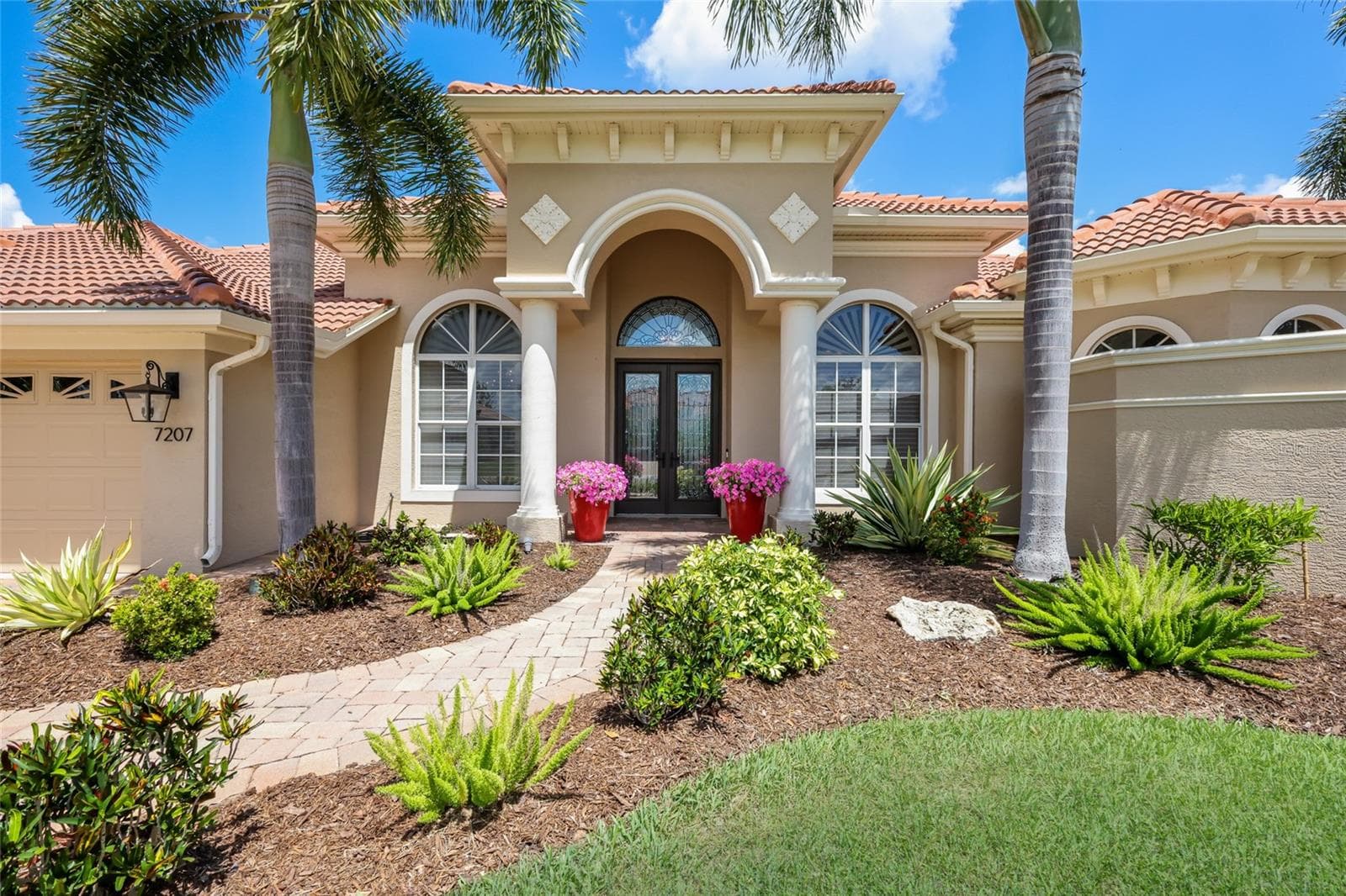 Single Family Residence at 7207 ASHLAND GLN, LAKEWOOD RANCH, photo 8 of 83