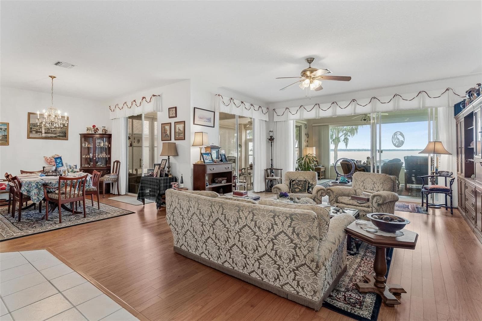 LIVING ROOM WITH LAMINATE WOOD FLOORING - 6274 SAILBOAT AVE, TAVARES