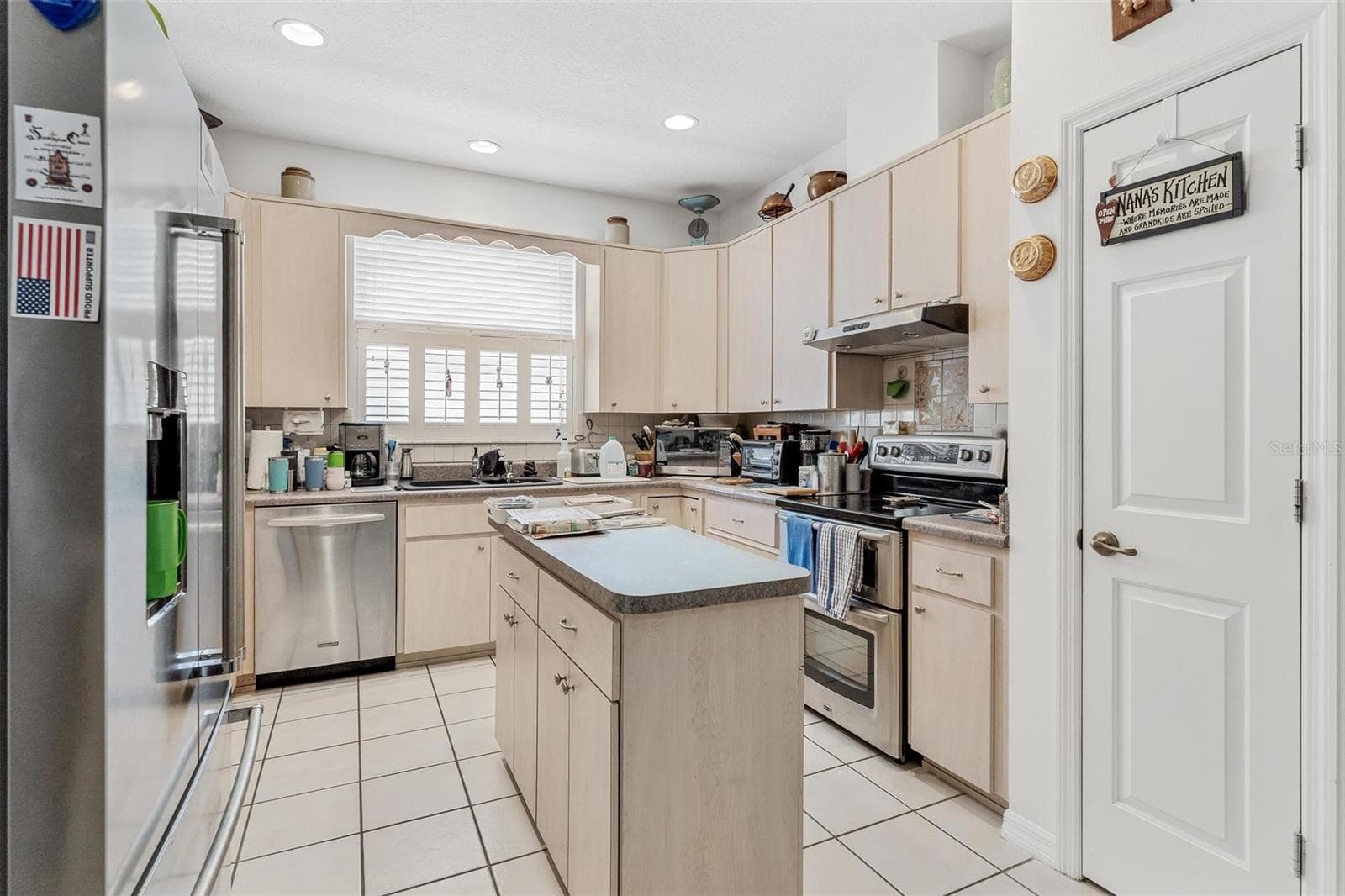 KITCHEN ISLAND - 6274 SAILBOAT AVE, TAVARES