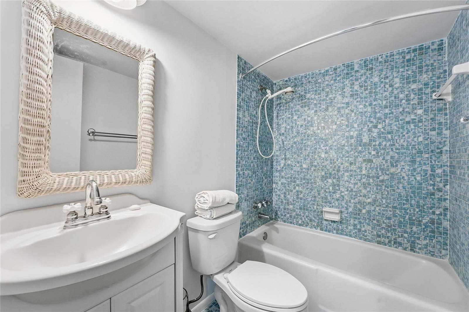 Guest bathroom - 1300 SEAWAY DR #C1, HUTCHINSON ISLAND