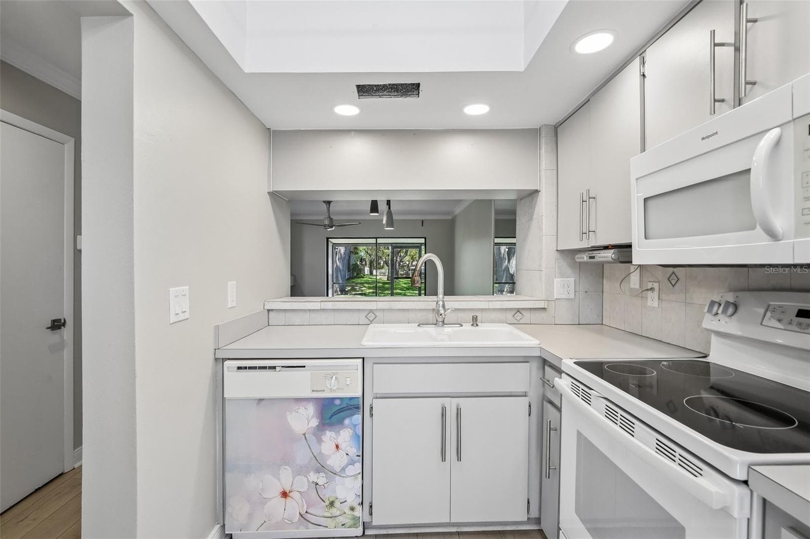 KITCHEN PASS THRU TO DINING ROOM - 1006 CICERO LN, BRANDON