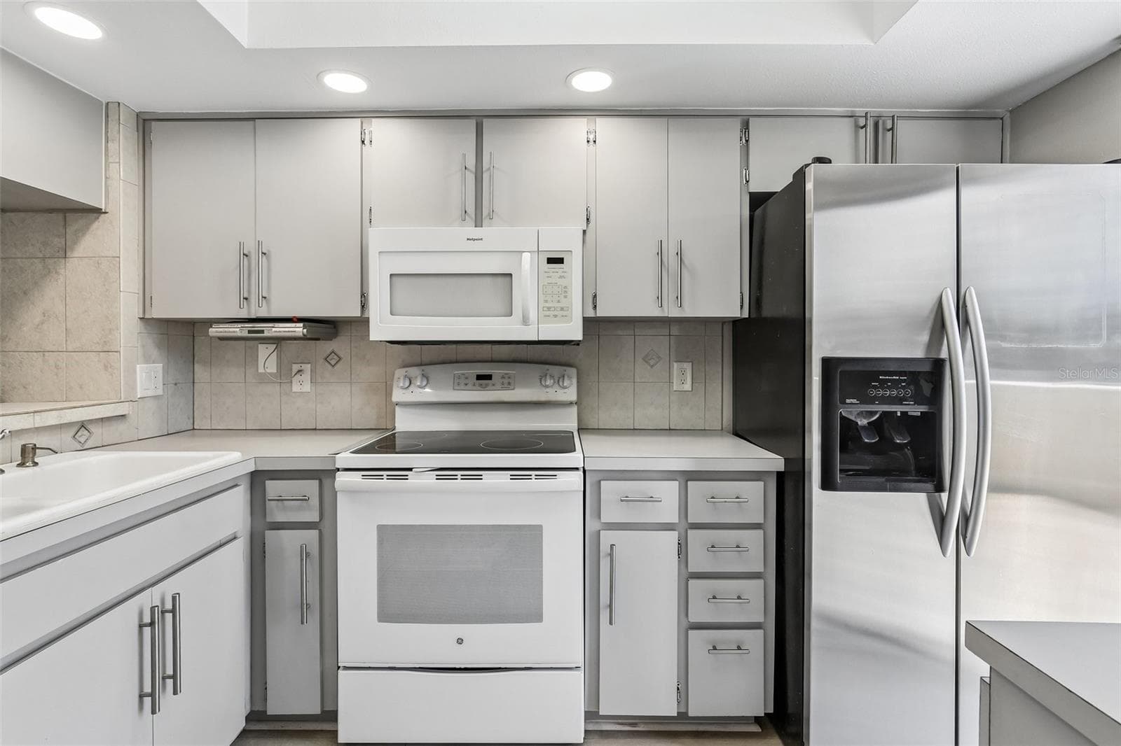 KITHCEN - 1006 CICERO LN, BRANDON