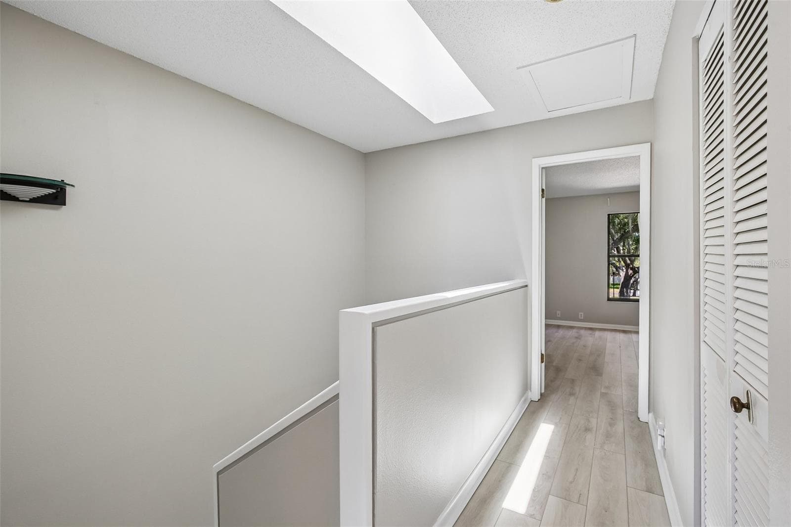 STAIRS AND HALL WAY SPLIT THE BEDROOMS FOR ADDED PRIVACY - 1006 CICERO LN, BRANDON