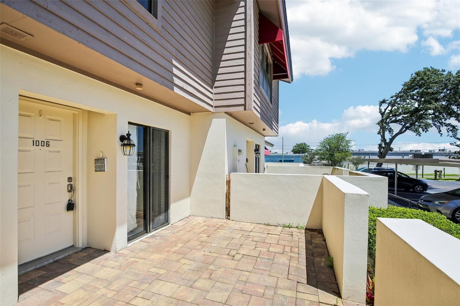 PRIVATE COURT YARD - 1006 CICERO LN, BRANDON